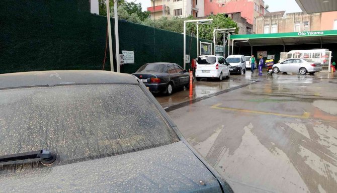 Toz Yağdı Sürücüler Oto Yıkamacıların Yolunu Tuttu