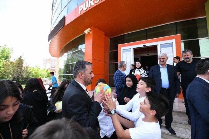 Başkan Ertuğrul Çetin’den Okullara Spor Malzemesi Desteği