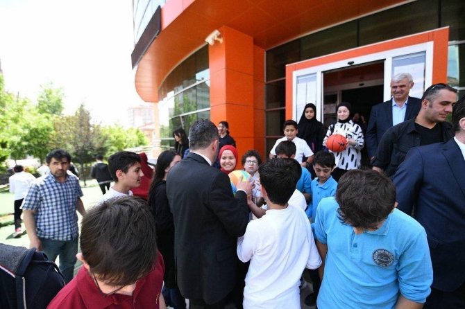Başkan Ertuğrul Çetin’den Okullara Spor Malzemesi Desteği