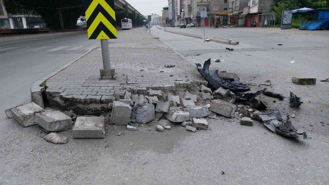 Otomobil İle Kaldırıma Çarpan Sürücü Ağır Yaralandı