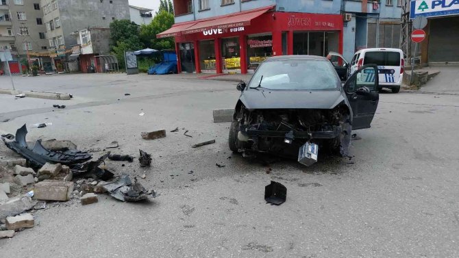 Otomobil İle Kaldırıma Çarpan Sürücü Ağır Yaralandı