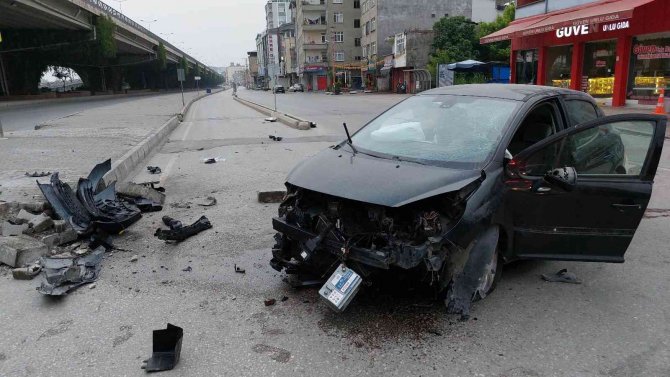 Otomobil İle Kaldırıma Çarpan Sürücü Ağır Yaralandı