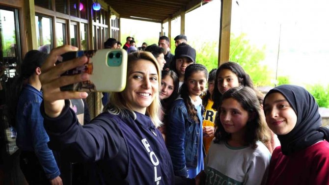 Okul Okul Gezen Muş Polisi Bin 500 Öğrenciyi Sinemayla Buluşturdu