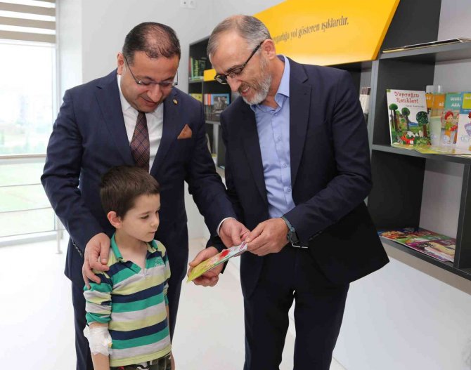 Hastanede Yatan Minikler İçin Kütüphane Yapıldı