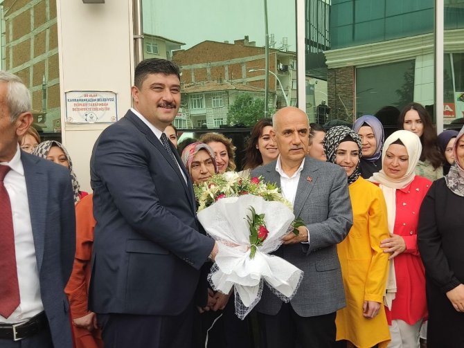 Bakan Kiriçci Kahramankazan’ı Ziyaret Etti, Tarlada Çapa Yaptı