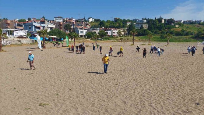 Tekirdağ’da 100 Kişi İmece Usulüyle Plajları Temizledi