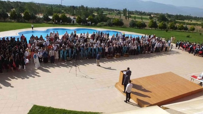 Burhaniye’de Üniversiteli Gençlerin Mezuniyet Coşkusu