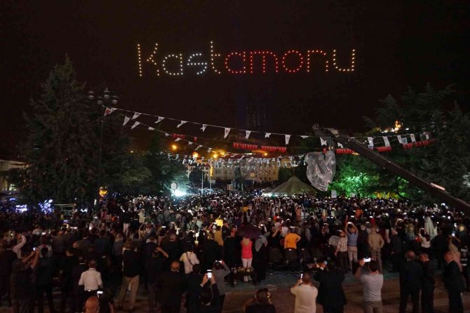 200 Işıklı Dron Kullanılarak Yapılan Gösteri Hayran Bıraktı