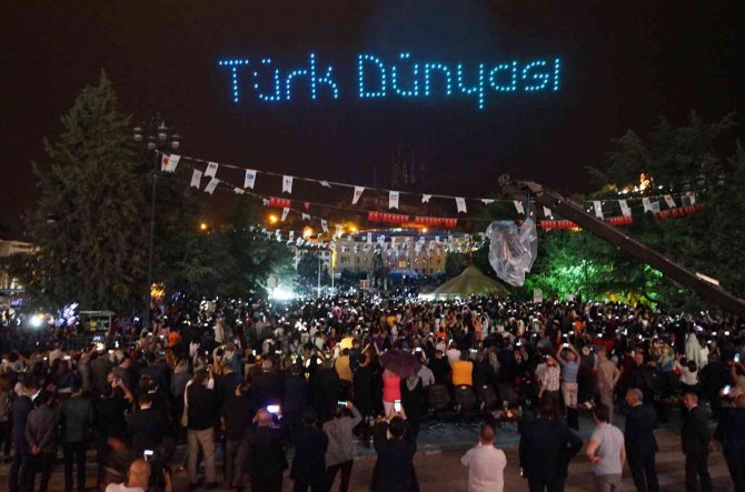 200 Işıklı Dron Kullanılarak Yapılan Gösteri Hayran Bıraktı