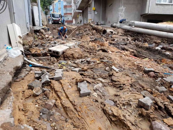 Patlayan Ana Su Borusu Taşkınına Yol Açtı