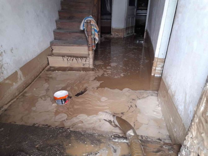 Patlayan Ana Su Borusu Taşkınına Yol Açtı