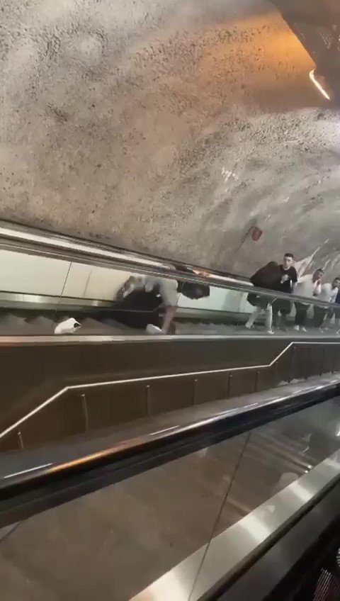 Metroda Pes Dedirten Kavga: Yürüyen Merdivenlerde Yuvarlanarak Kavga Ettiler