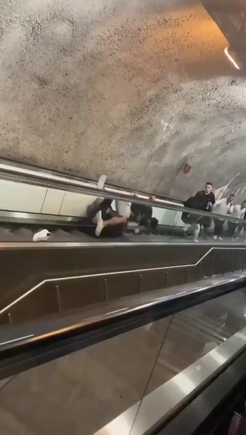 Metroda Pes Dedirten Kavga: Yürüyen Merdivenlerde Yuvarlanarak Kavga Ettiler