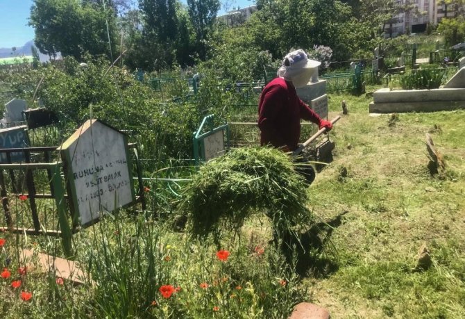 Van’da Mezarlıklarda Temizlik Çalışması