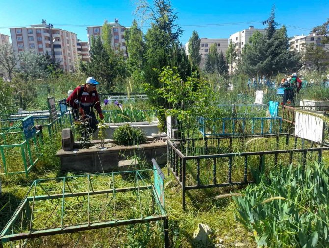 Van’da Mezarlıklarda Temizlik Çalışması