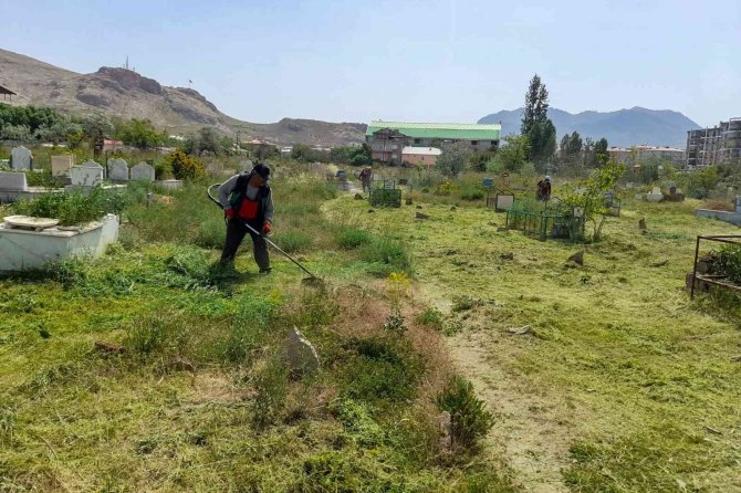 Van’da Mezarlıklarda Temizlik Çalışması