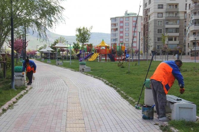 Van Büyükşehir Belediyesi 16 Parkı Bakım Ve Onarıma Aldı