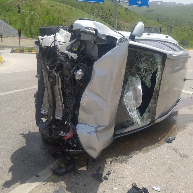 Tatvan’da Otomobille Kamyonet Çarpıştı: 13 Yaralı