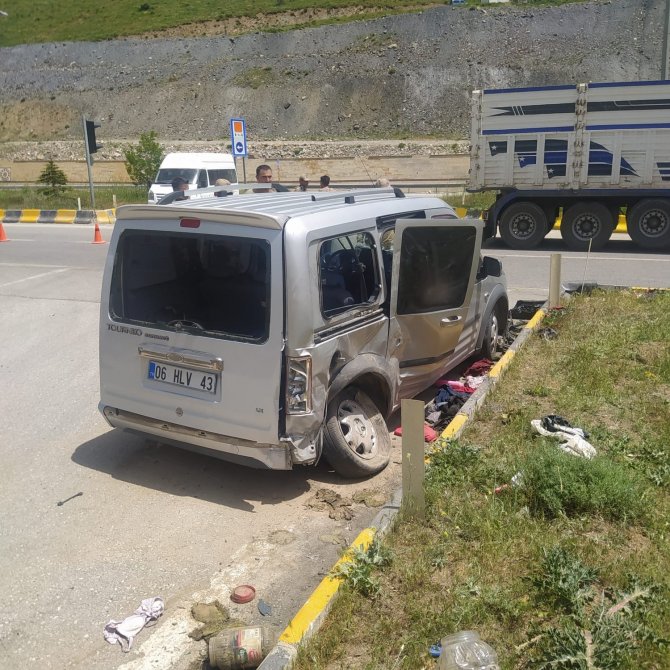 Tatvan’da Otomobille Kamyonet Çarpıştı: 13 Yaralı