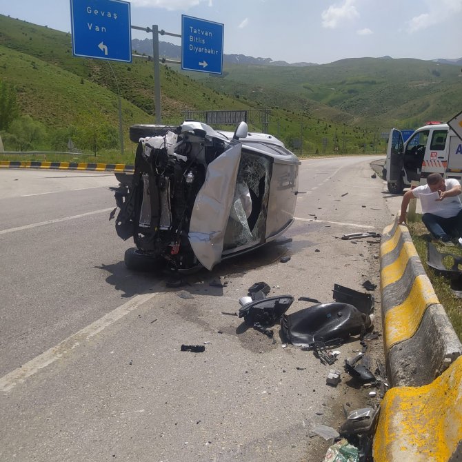 Tatvan’da Otomobille Kamyonet Çarpıştı: 13 Yaralı