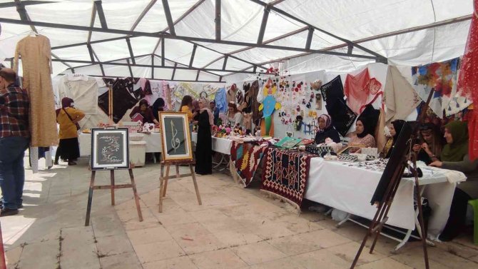 Gürpınar’da Yılsonu Sergisi