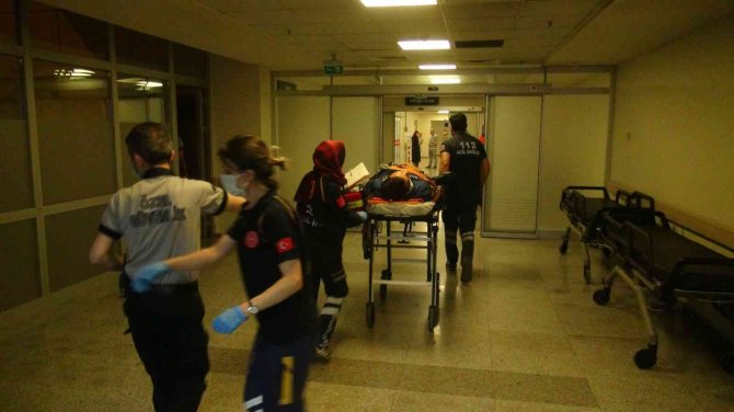 İ̇ki Grup Arasında Çıkan Kavgada Olaya Müdahale Eden Polisler Yaralandı