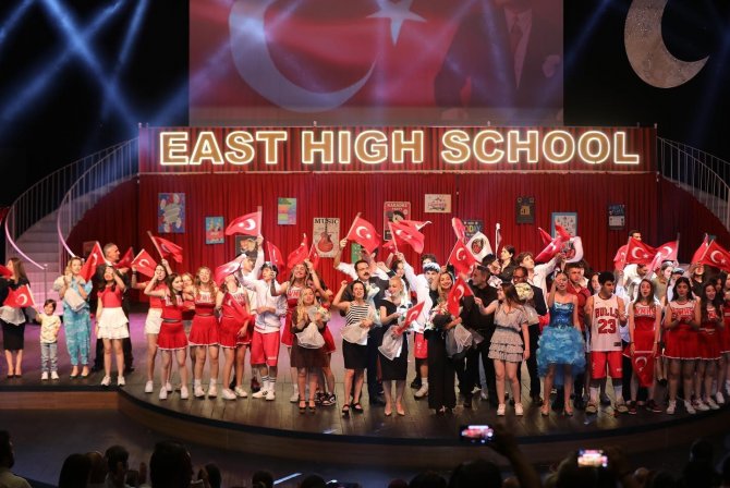 Lise Öğrencilerinden İ̇ngilizce Müzikal Gösterisi