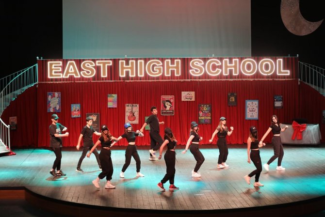 Lise Öğrencilerinden İ̇ngilizce Müzikal Gösterisi