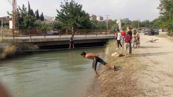 Çocuklar Adana Sıcağında Tehlikeye Aldırış Etmeyen Kanallarda Serinliyor