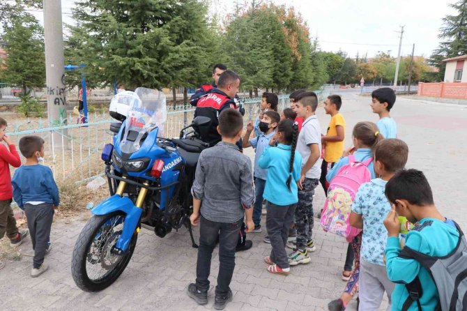 Jandarmadan Köy Çocuklarına Sürpriz Ziyaret