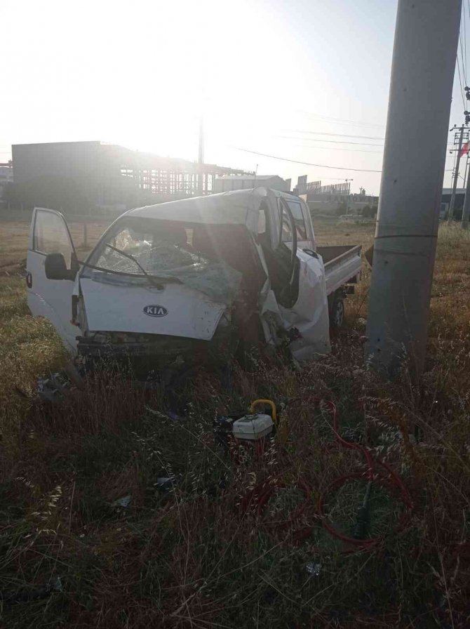 Elektrik Direğine Çarpan Kamyonetin Sürücüsü Yaralandı