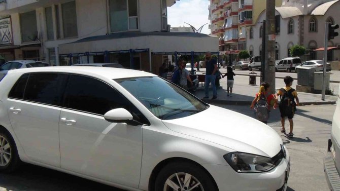 Müdürün Okul Çıkışı Öğrencileri Akan Trafikte Karşıya Geçirme Çabası