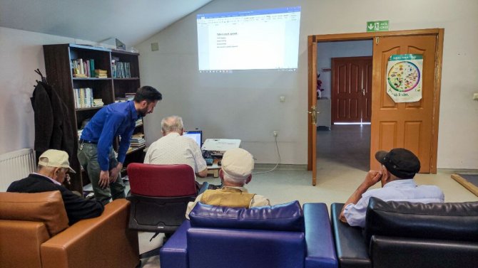 Artvin’de Huzurevi Sakinlerine Dijital Okuryazarlık Kursu Veriliyor