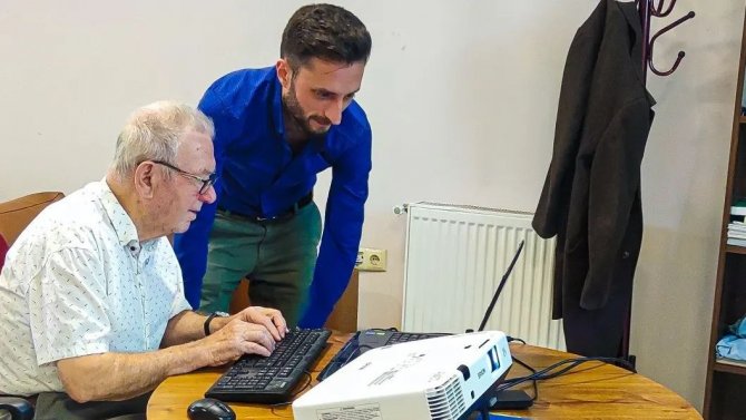 Artvin’de Huzurevi Sakinlerine Dijital Okuryazarlık Kursu Veriliyor