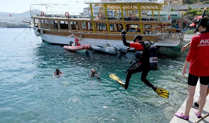 Kuşadası’nda Dalgıçlar Denizden 5 Metrelik Batık Tekne Çıkardı