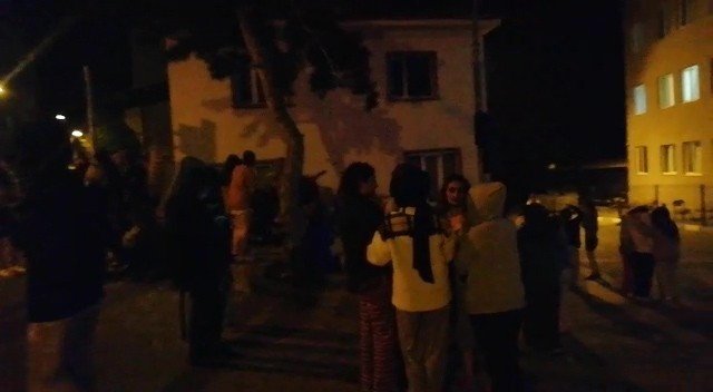 Balıkesir’de 4.7 Büyüklüğündeki Deprem Vatandaşları Sokağa Döktü