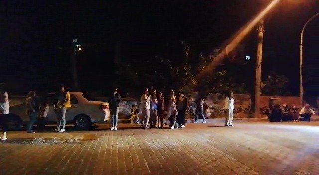 Balıkesir’de 4.7 Büyüklüğündeki Deprem Vatandaşları Sokağa Döktü