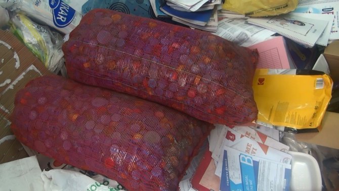 Atık Malzemeleri Geri Dönüşüme Kazandırıp Hediyeler Kazanıyorlar