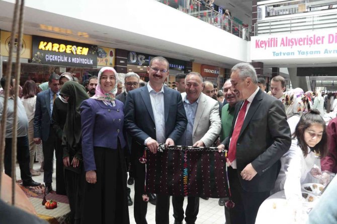 Tatvan’da Yılsonu Sergisi