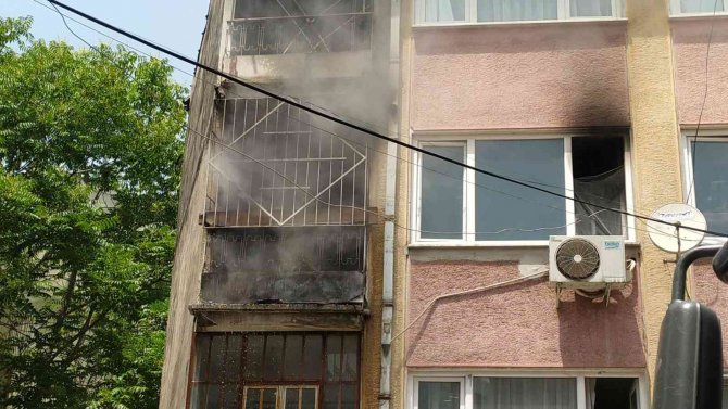Bursa’da Korkutan Yangında Mahsur Kalanları Kapıyı Kırarak Kurtardılar