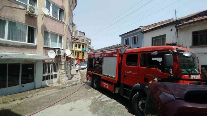 Bursa’da Korkutan Yangında Mahsur Kalanları Kapıyı Kırarak Kurtardılar