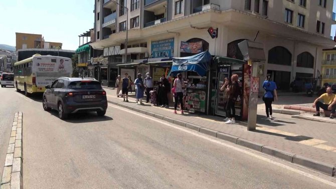Hırsızları Gören Büfeci Vatandaşları Uyararak Hırsızlığı Önledi