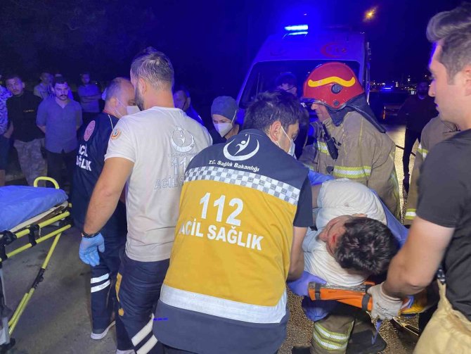 Hurdaya Dönen Otomobilde Sıkıştığı Yerden Yaralı Olarak Kurtarıldı