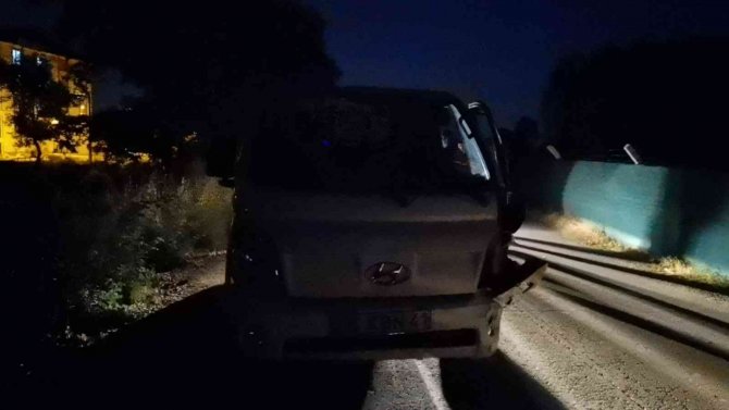 Otomobil İle Kamyonet Çarpıştı: 6 Yaralı