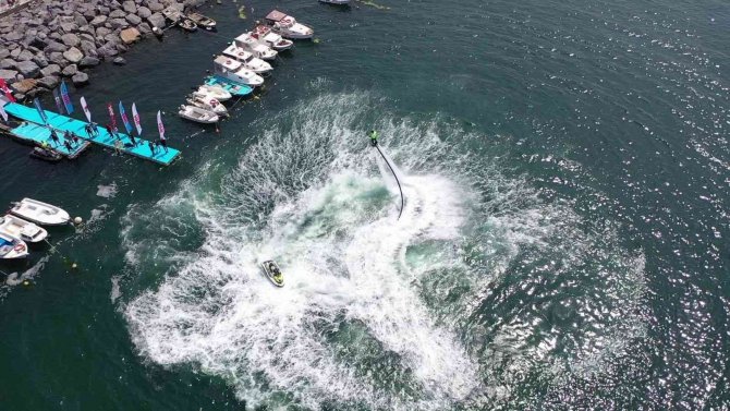 Pendik’te ‘Çevre Haftası’ Dalışında Denizin Dibinden Elektrikli Süpürge Çıktı