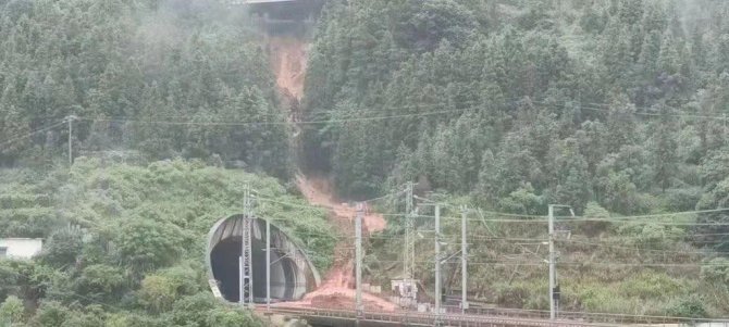 Çin’de Yolcu Treni Raydan Çıktı: 1 Ölü, 8 Yaralı