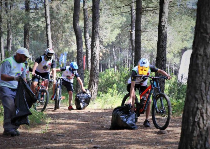 Sultanbeyli’de Buluşan Downhill Sporcuları Ve Çevre Gönüllülerinden Mesaj