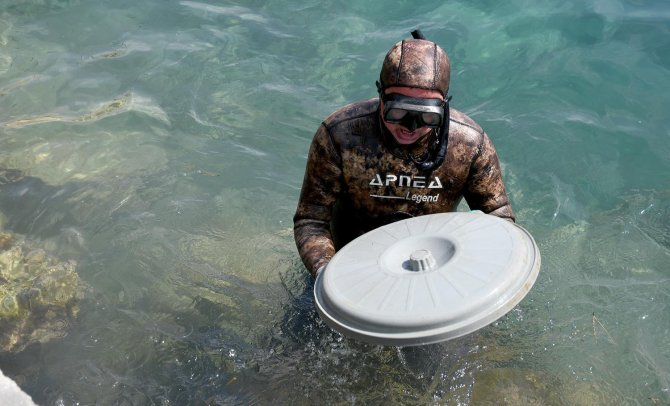 Kuşadası’nda Dalgıçlar Denizden 5 Metrelik Batık Tekne Çıkardı