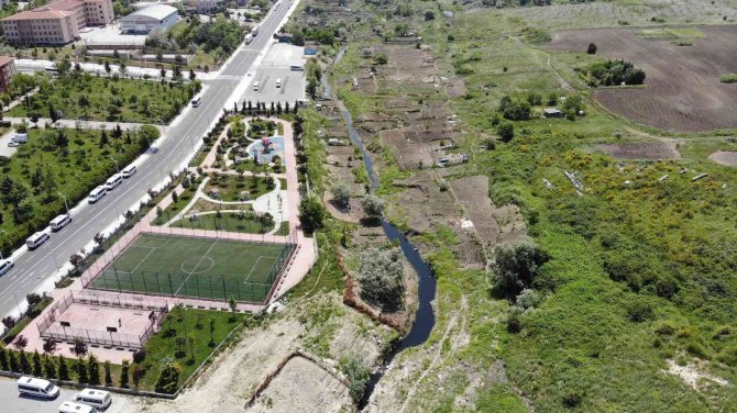 Arnavutköy’de Siyah Akan Dere Korkuttu, Alan Havadan Görüntülendi