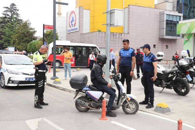 İ̇stanbul Caddesinde Motosiklet Denetimi